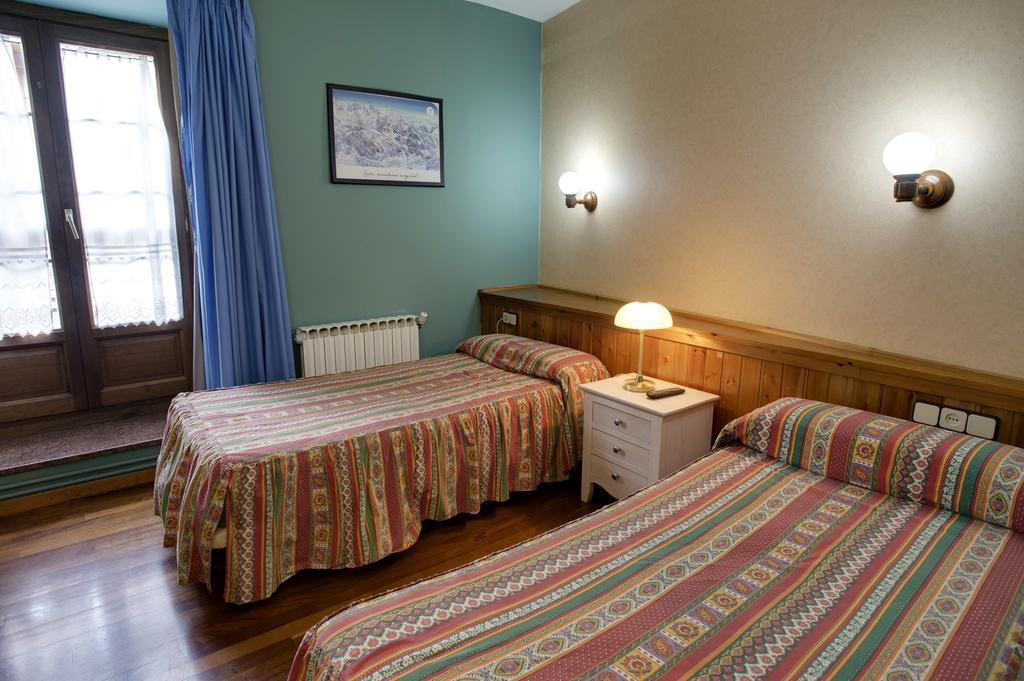 Hotel Avenida Benasque Pokoj fotografie